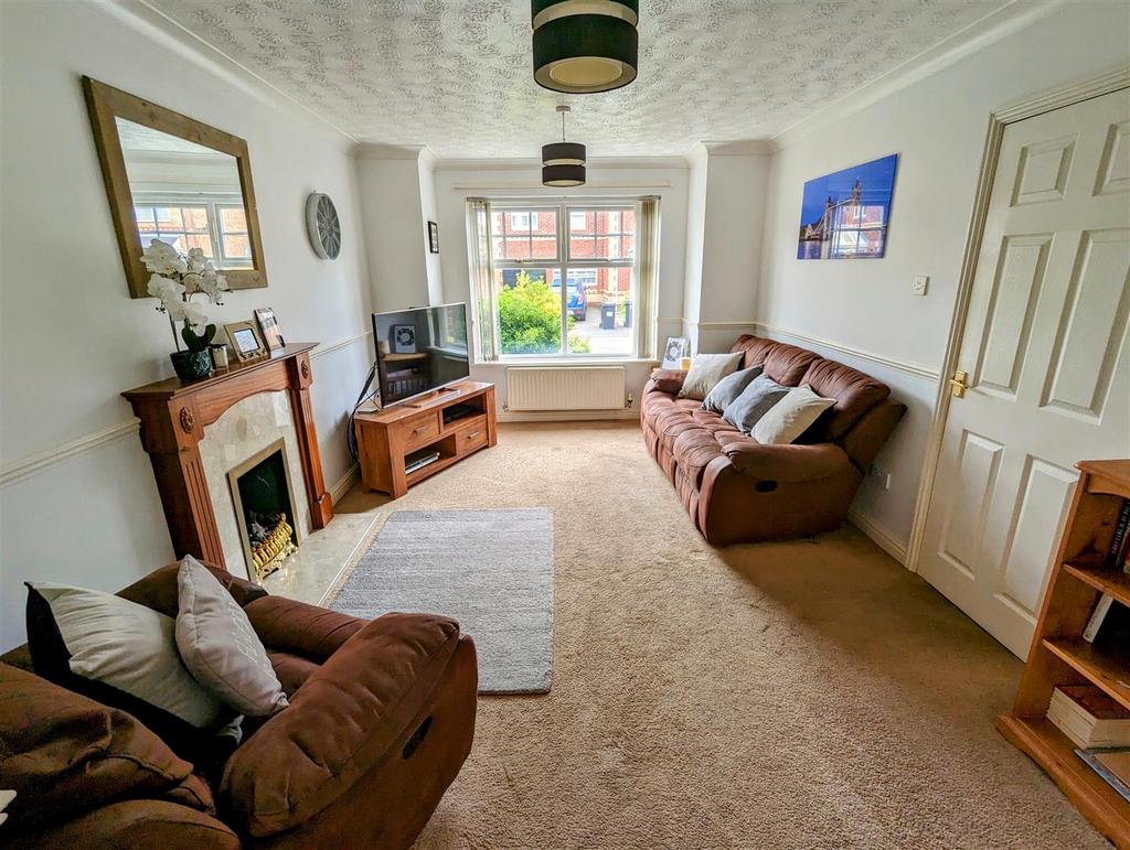 Cliveden Walk, Maple Park, Nuneaton 5 bed detached house £350,000