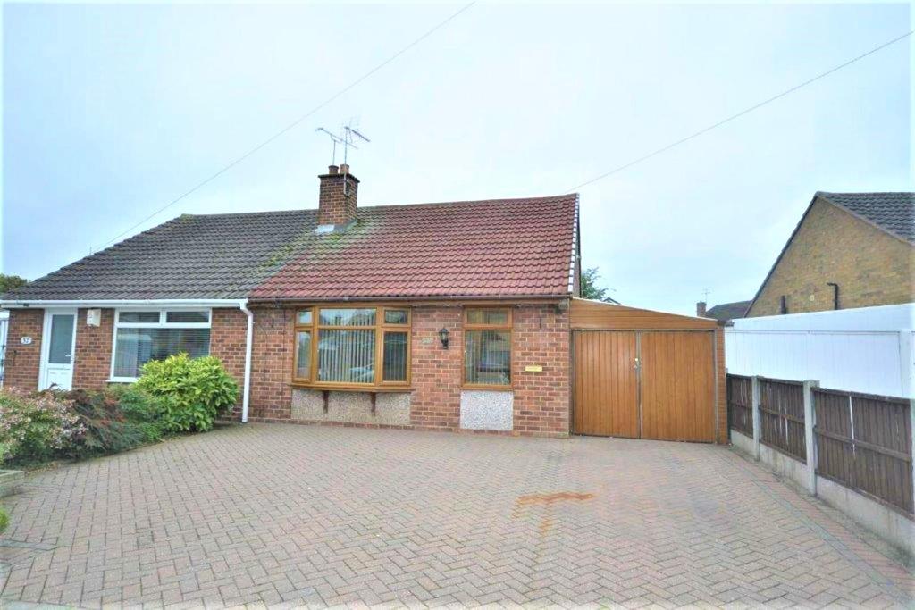 Romsey Avenue, Weddington, Nuneaton 2 bed semidetached bungalow £795