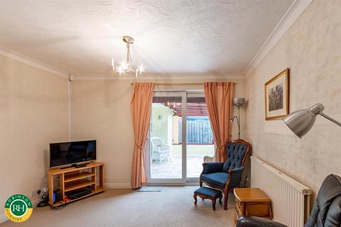 21 Airedale Avenue, Tickhill, Doncaster, DN11 9UH
