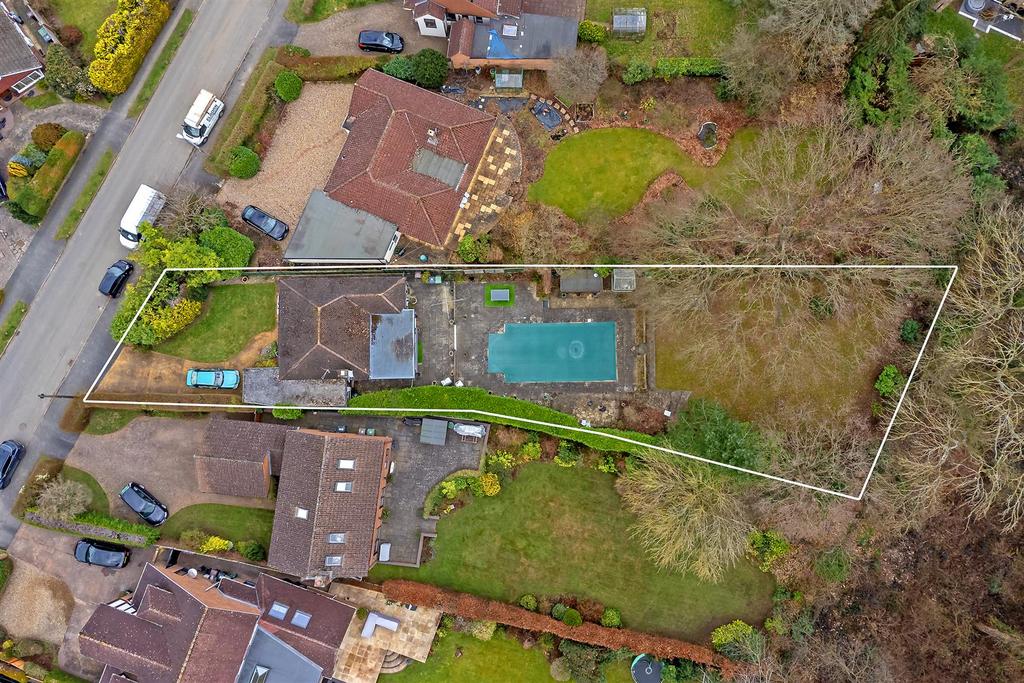 Mayflower Road, Park Street, St. Albans 2 bed detached bungalow for