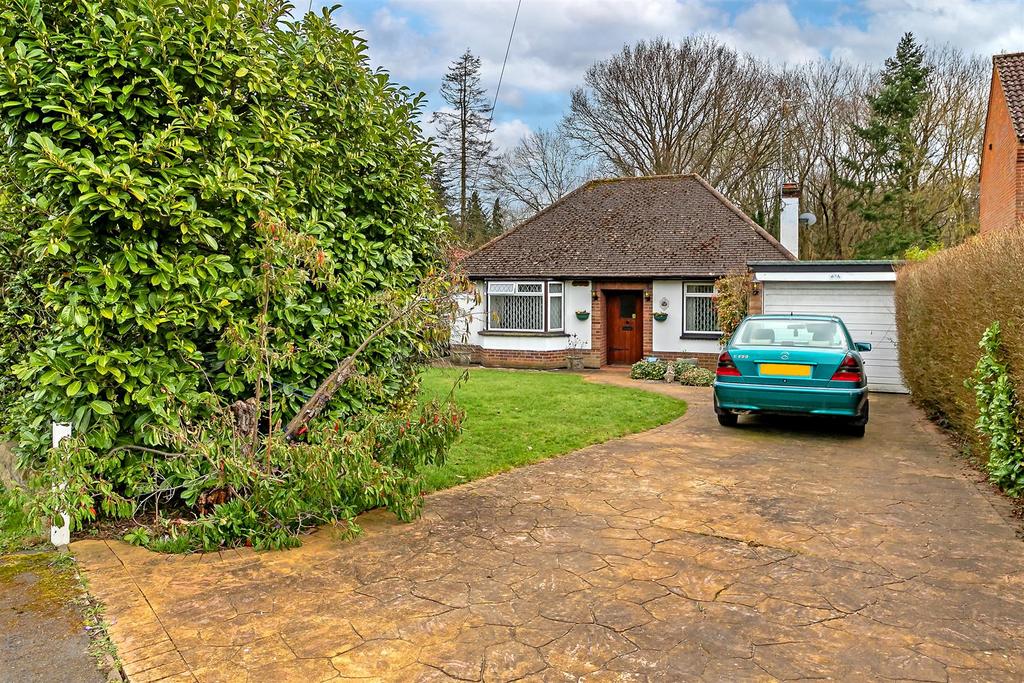 Mayflower Road, Park Street, St. Albans 2 bed detached bungalow for
