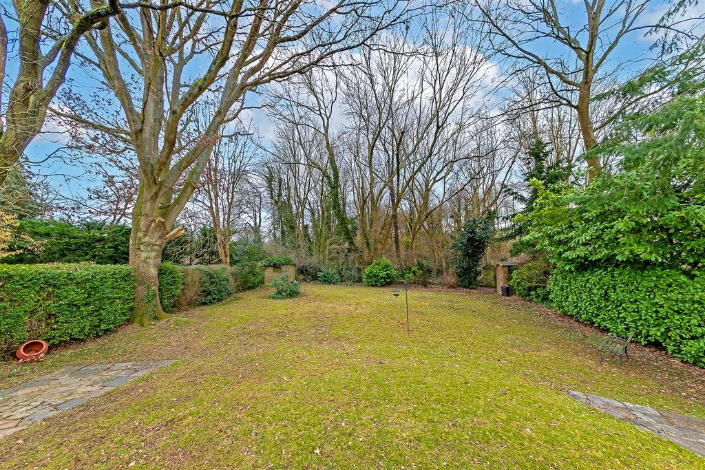 Mayflower Road, Park Street, St. Albans 2 bed detached bungalow for