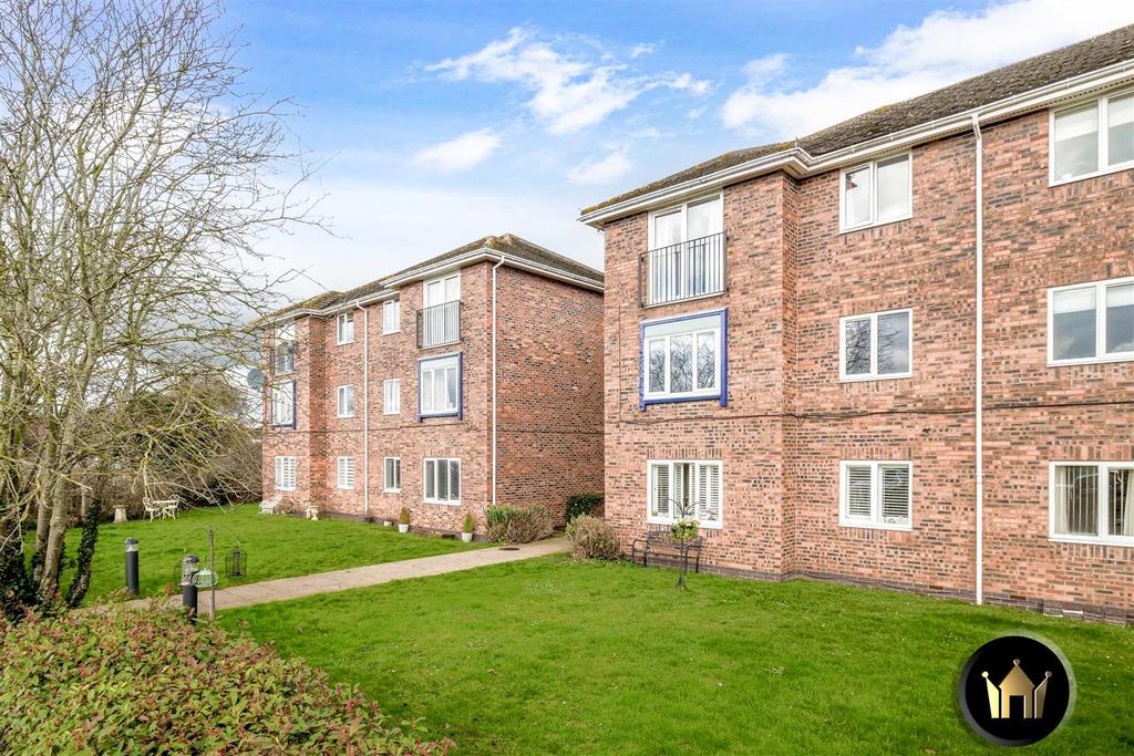Corinthian Court, Alcester 2 bed apartment £160,000