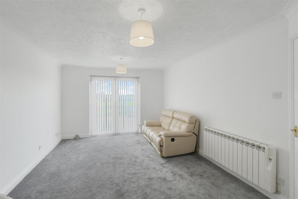 Corinthian Court, Alcester 2 bed apartment £160,000