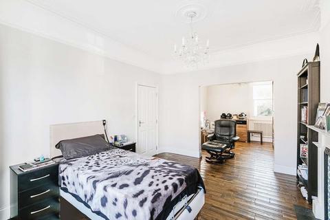 4 bedroom semi-detached house for sale - Chingford Avenue, London