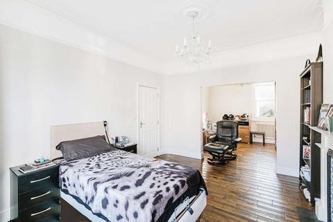 4 bedroom semi-detached house for sale, Chingford Avenue, Chingford
