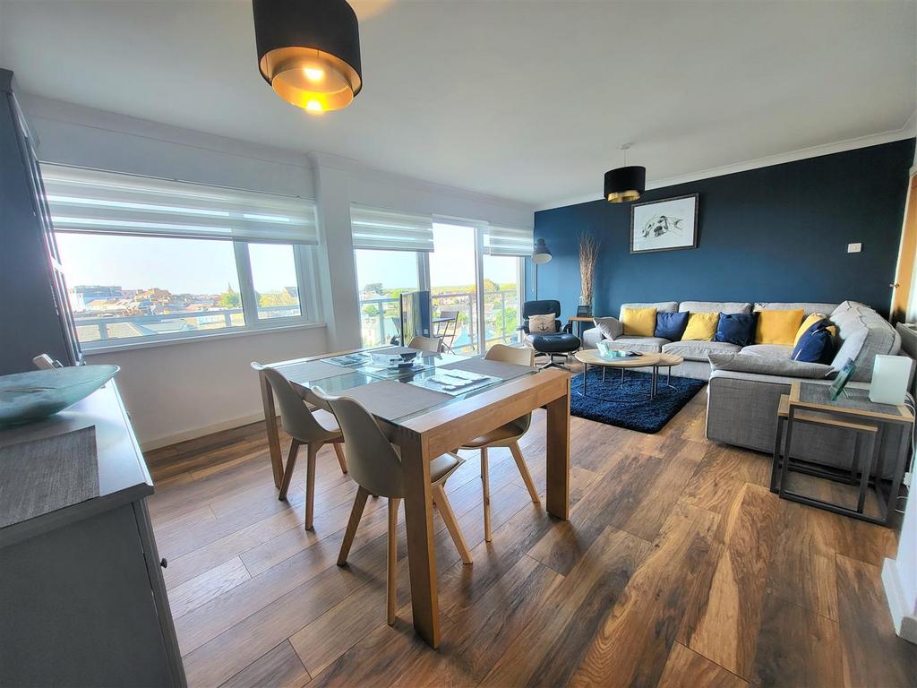 Croft Court, Tenby 3 bed flat for sale £320,000