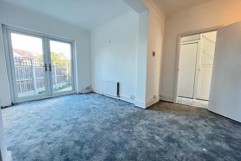 4 bedroom house for sale - Woodbridge Road, Barking