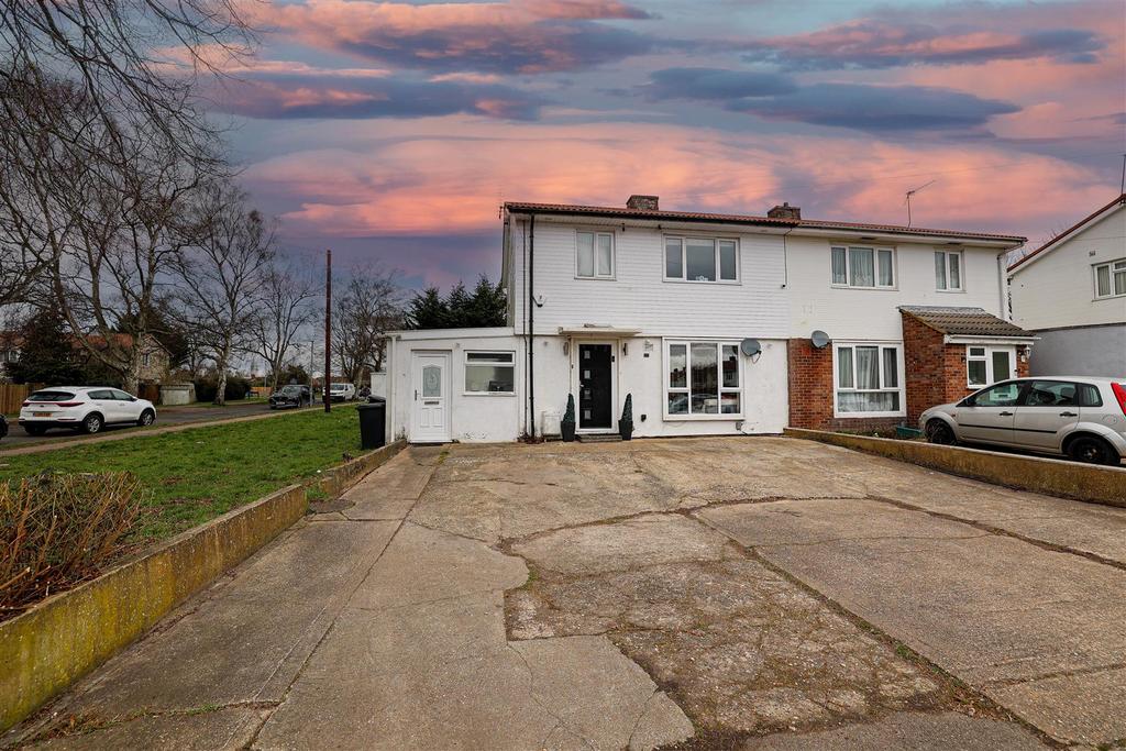 Montgomery Avenue, Hemel Hempstead, HP2 3 bed semidetached house for