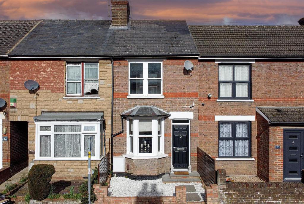 Sunnyside Road, Chesham 2 bed terraced house £375,000