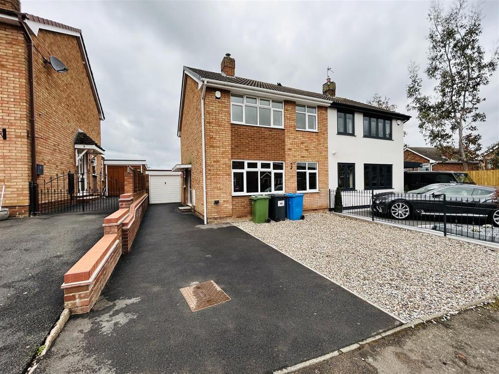 11 Hall Farm Road, Brewood 3 bed semidetached house £950 pcm (£219 pw)