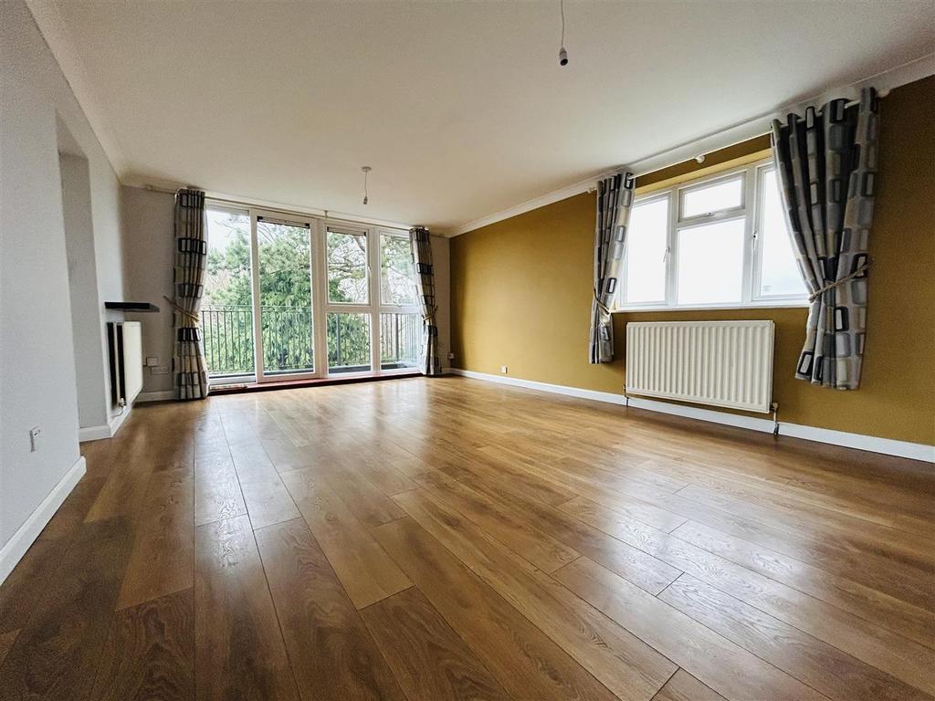 26 Bromfield Court, Tettenhall Wood 2 bed apartment £795 pcm (£183 pw)