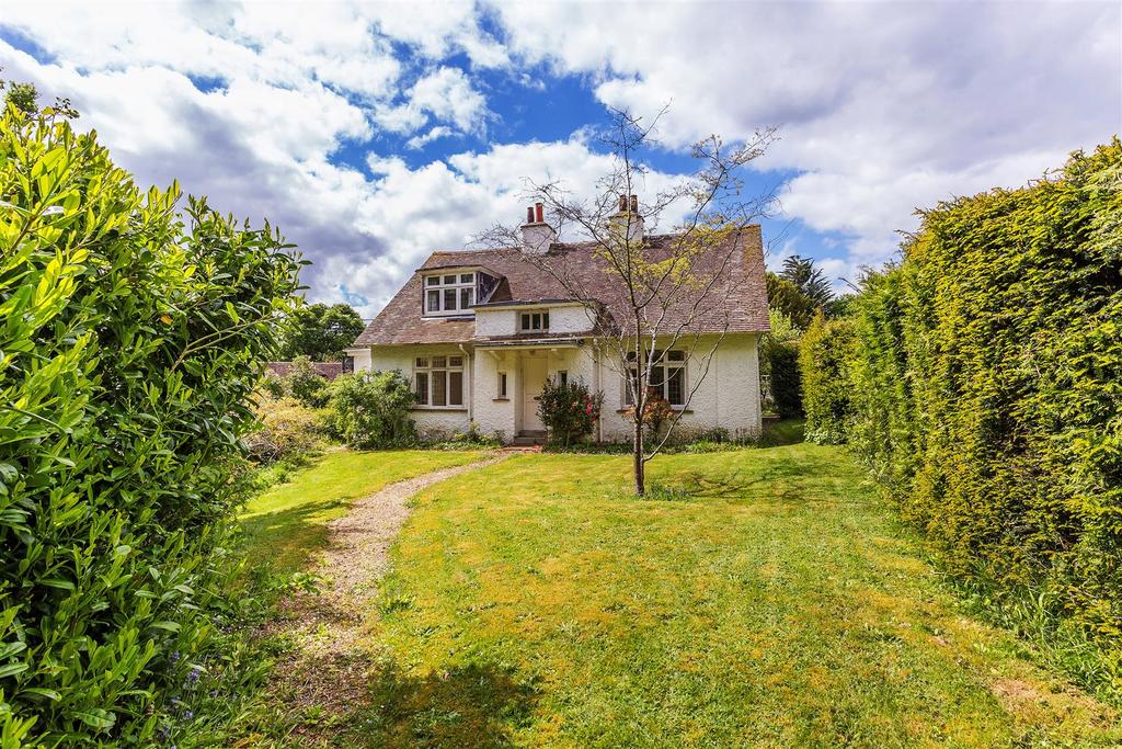 Lickfold Road, Fernhurst, Haslemere 3 bed detached house £4,250 pcm