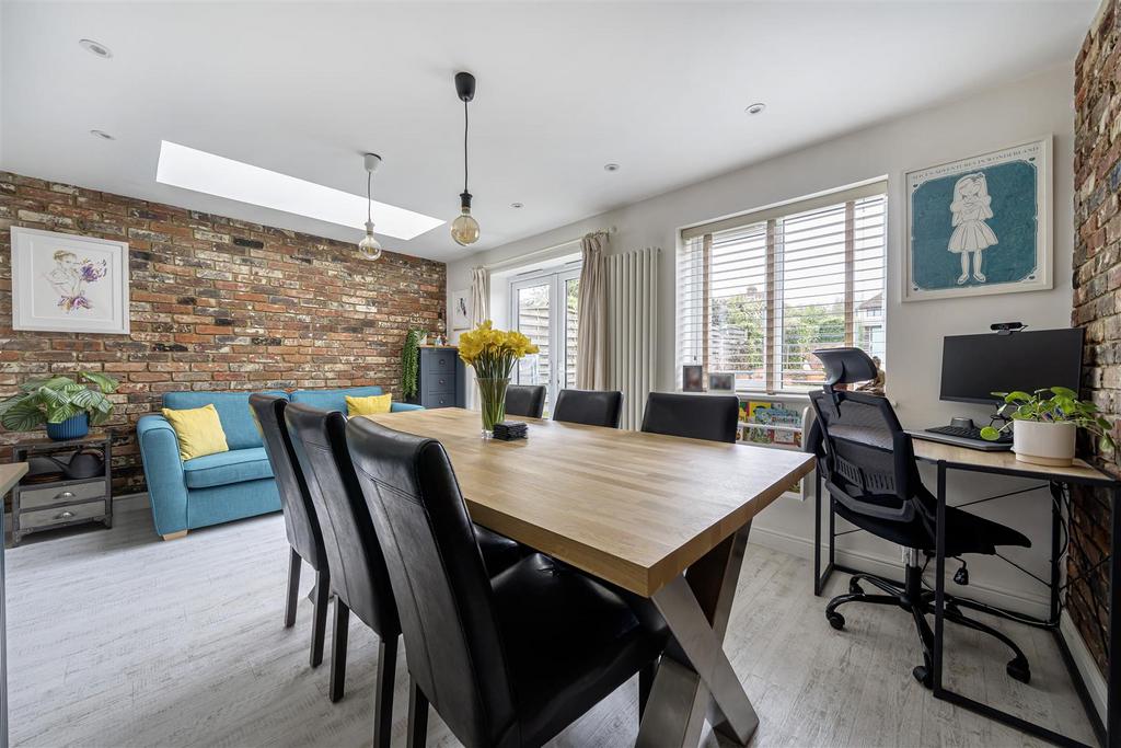 Edna Road, Maidstone 3 bed semidetached house £375,000