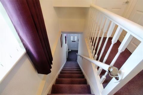 3 bedroom semi-detached house for sale - Hallas Grove, Dalton, Huddersfield, HD5 8ED