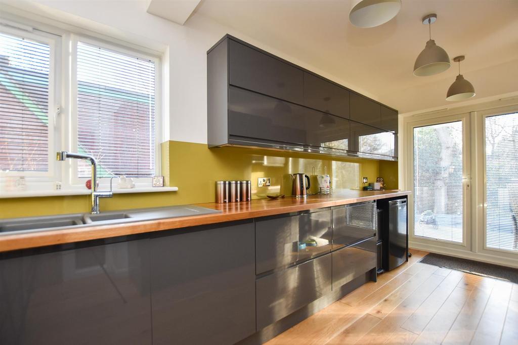 Ghyllside Avenue, Hastings 3 bed detached house £485,000