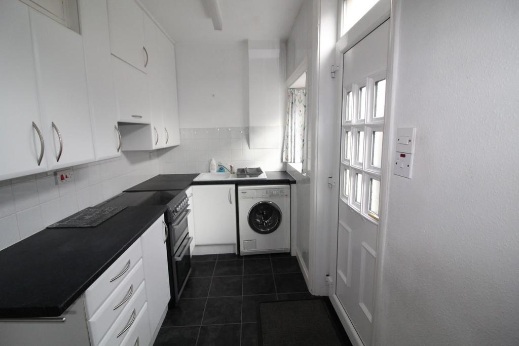 Sunnybank Avenue, Thornbury, BD3 7DH 3 bed semidetached house £825