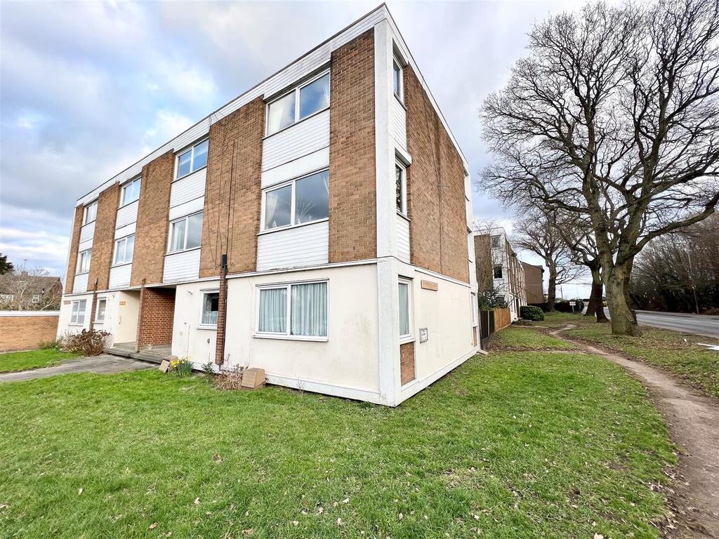 Dounsell Court, Ongar Road, Brentwood 1 bed flat £240,000