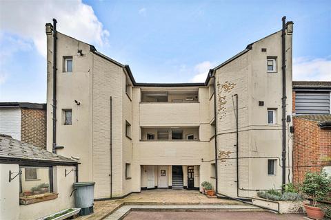 2 Warwick Place, Thames Ditton, KT7 0QG
