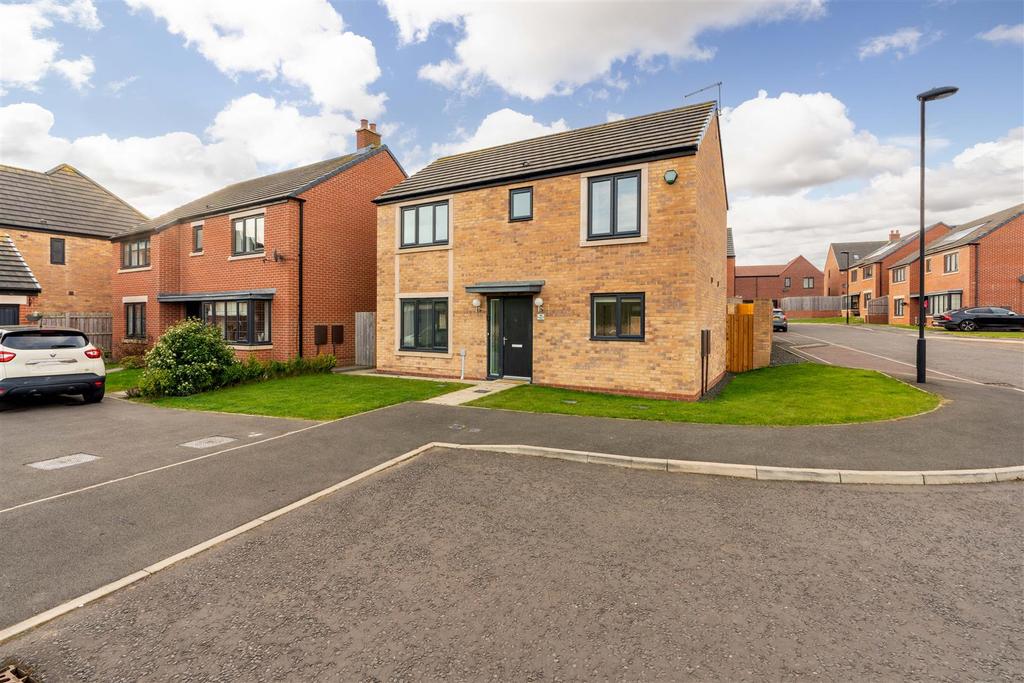 Brambling Place, Five Mile Park... 3 bed detached house £280,000
