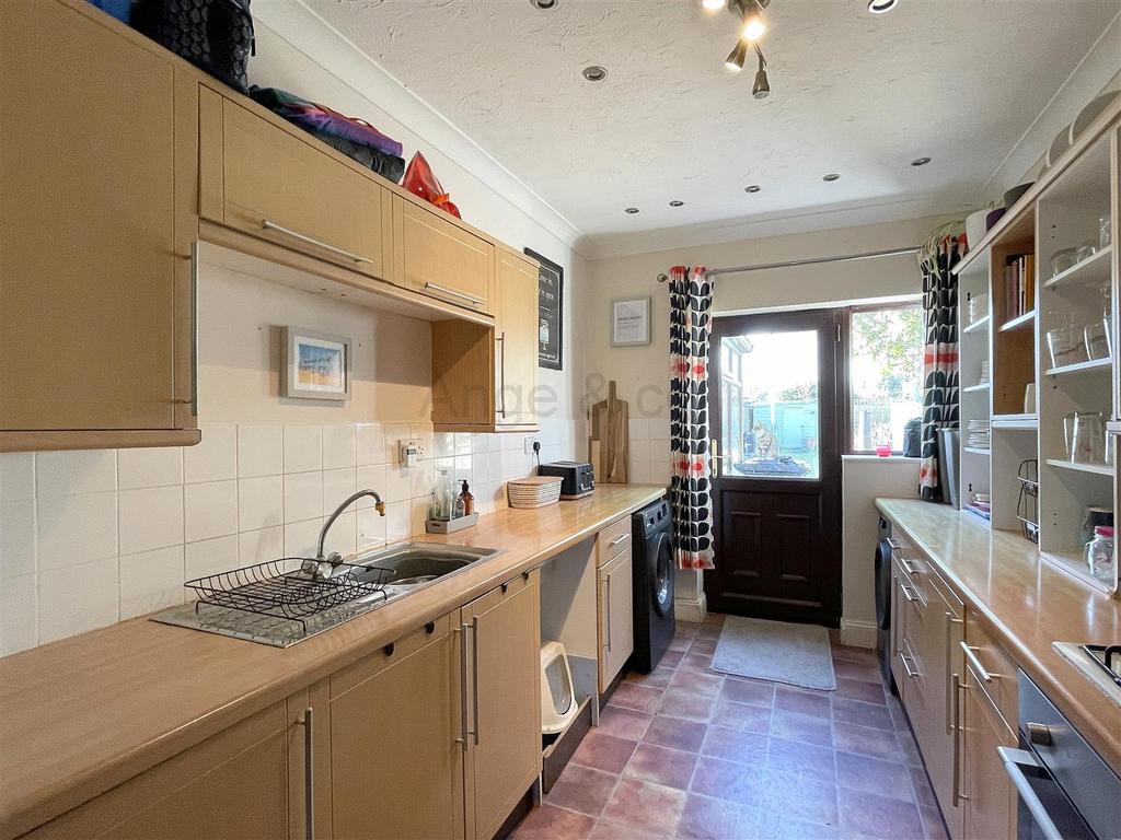 Witney Road, Pakefield 3 bed semidetached house for sale £250,000