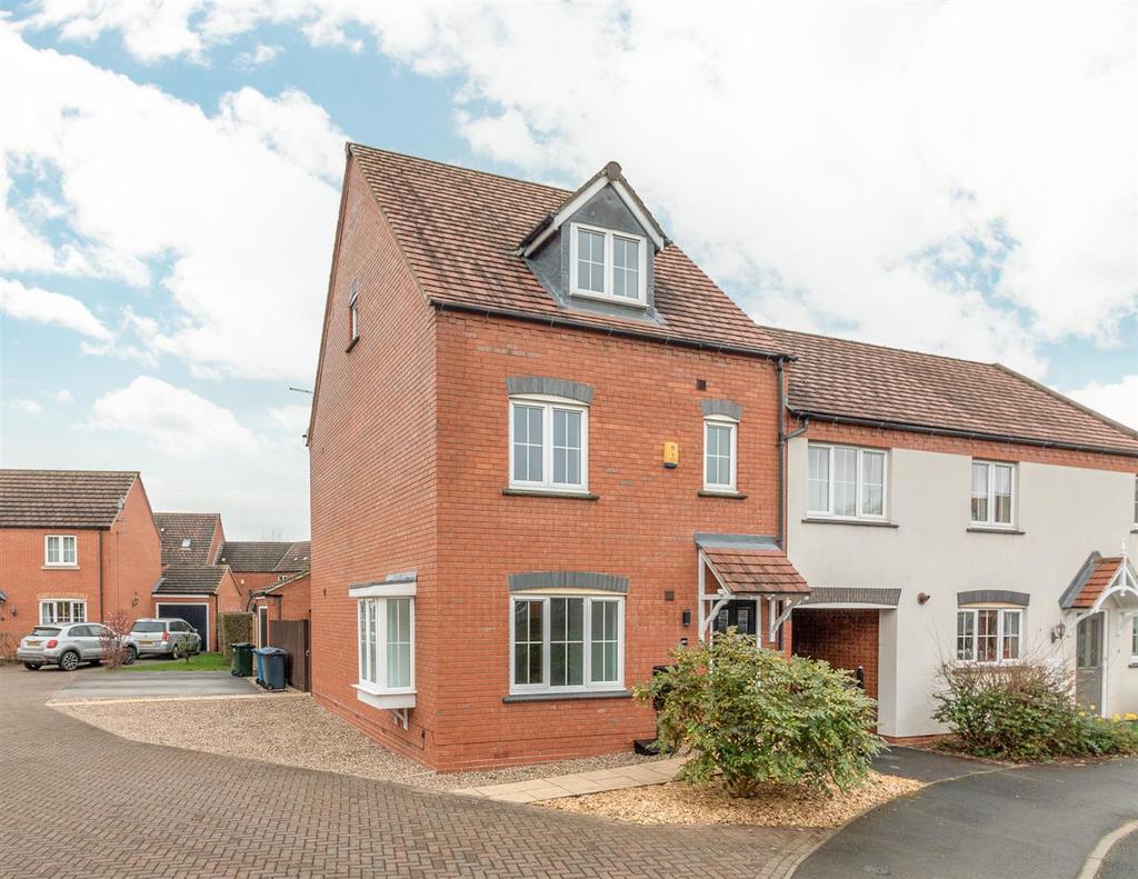 Woodhouse Gardens, Ruddington... 4 bed link detached house £335,000