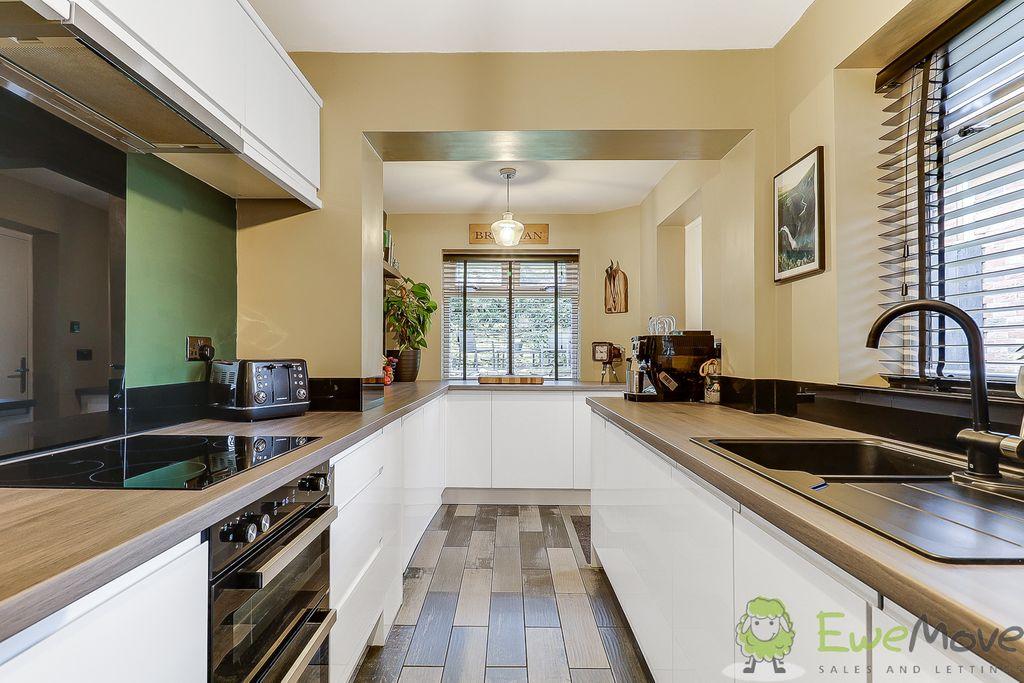 Towngate, Mirfield WF14 9JG 5 bed end of terrace house £265,000