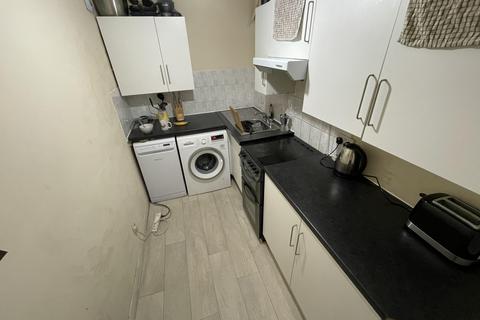2 bedroom apartment to rent, Basement Flat, Leeds, West Yorkshire, LS6