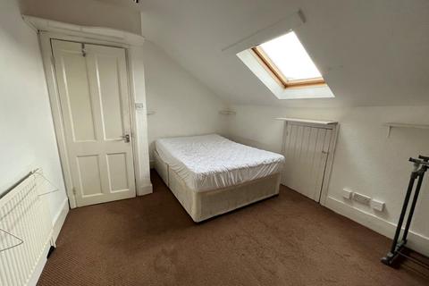 Flat 5, 40 Bromley Road, Catford, London, SE6 2TP