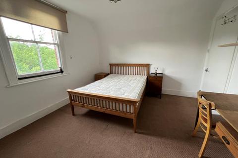Flat 5, 40 Bromley Road, Catford, London, SE6 2TP