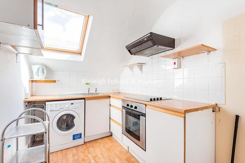 Flat 5, 40 Bromley Road, Catford, London, SE6 2TP