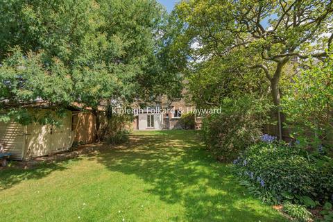 Flat 5, 40 Bromley Road, Catford, London, SE6 2TP
