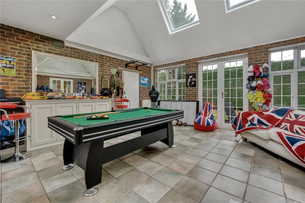 Woodham Rise, Horsell, Woking, Surrey, GU21 4 bed detached house £