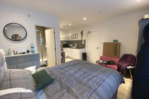 Studio to rent, Headstone Road, Harrow