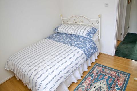 8 Chamberlain Close, London, SE28 0EL