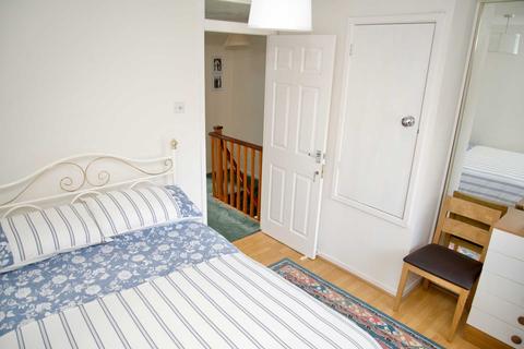 8 Chamberlain Close, London, SE28 0EL