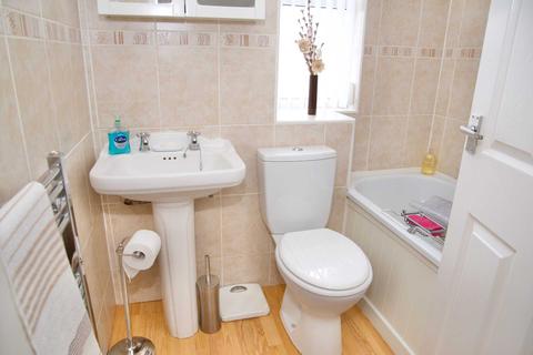 8 Chamberlain Close, London, SE28 0EL