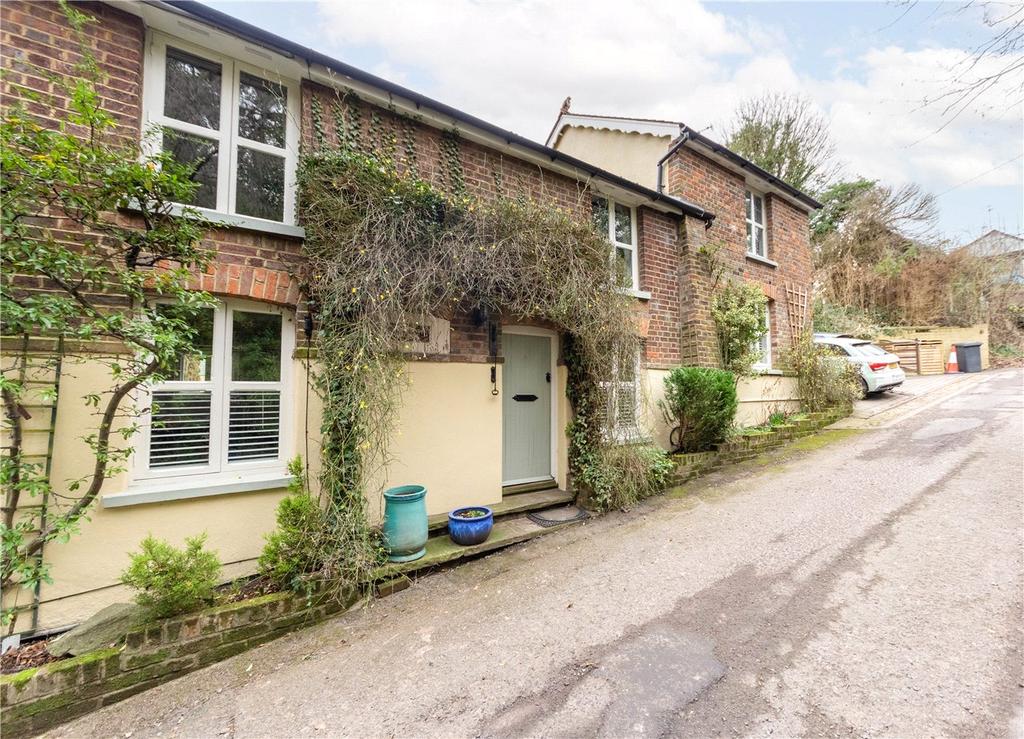 Chalk Hill, Dunstable, Bedfordshire 4 bed end of terrace house £700,000