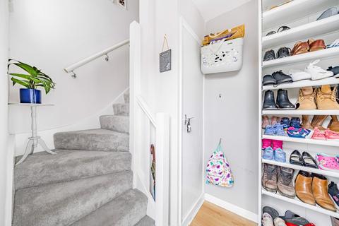41 Roundhill Way, Guildford, GU2 8HP