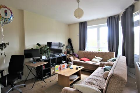 3 bedroom flat to rent, Cecilia Road, London, E8