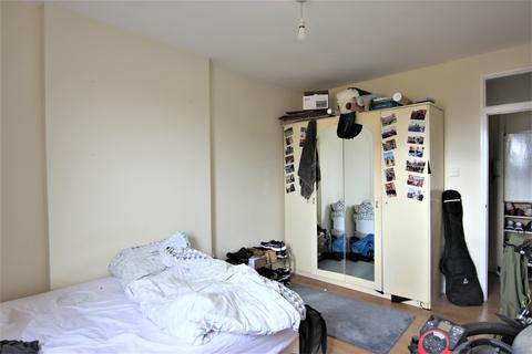 3 bedroom flat to rent, Cecilia Road, London, E8