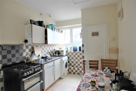 3 bedroom flat to rent, Cecilia Road, London, E8