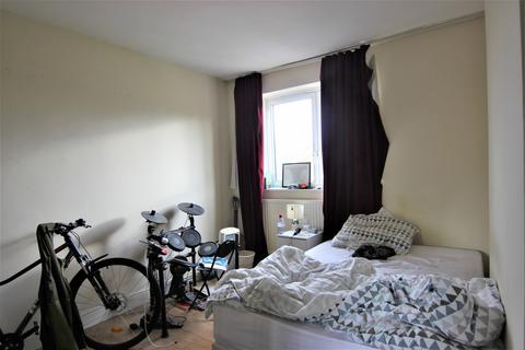 3 bedroom flat to rent, Cecilia Road, London, E8