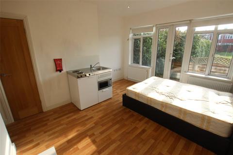 Studio to rent, Court Road, London, SE9