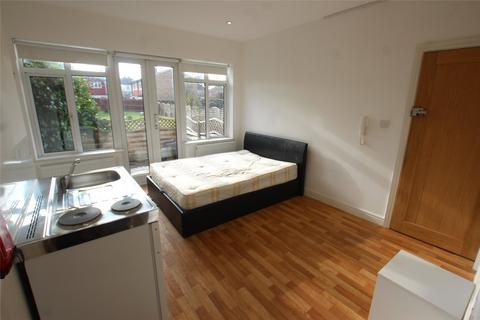 Studio to rent, Court Road, London, SE9