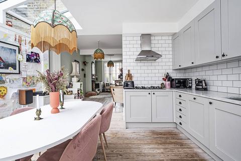 144 Lauriston Road, London, E9 7LH