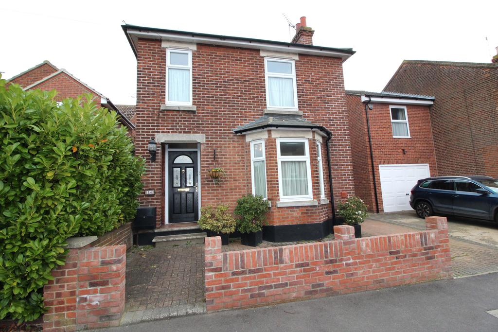 Ladysmith Avenue, Brightlingsea CO7 4 bed detached house £1,150 pcm