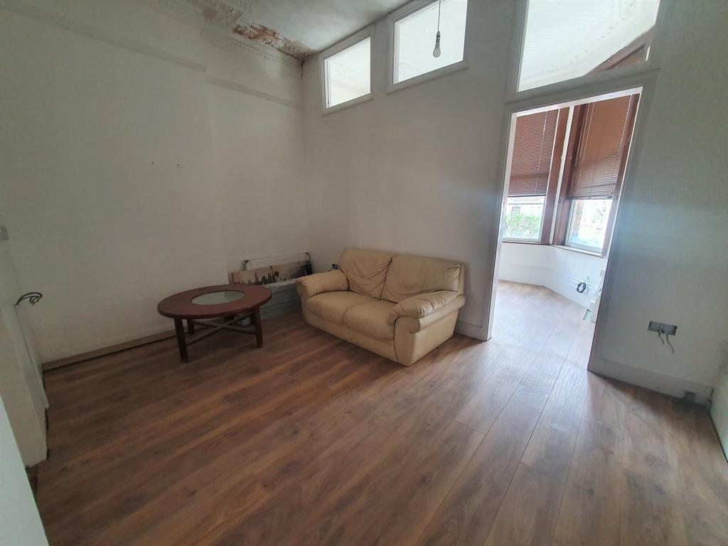 Mansfield Road, Ilford 2 bed flat £1,800 pcm (£415 pw)