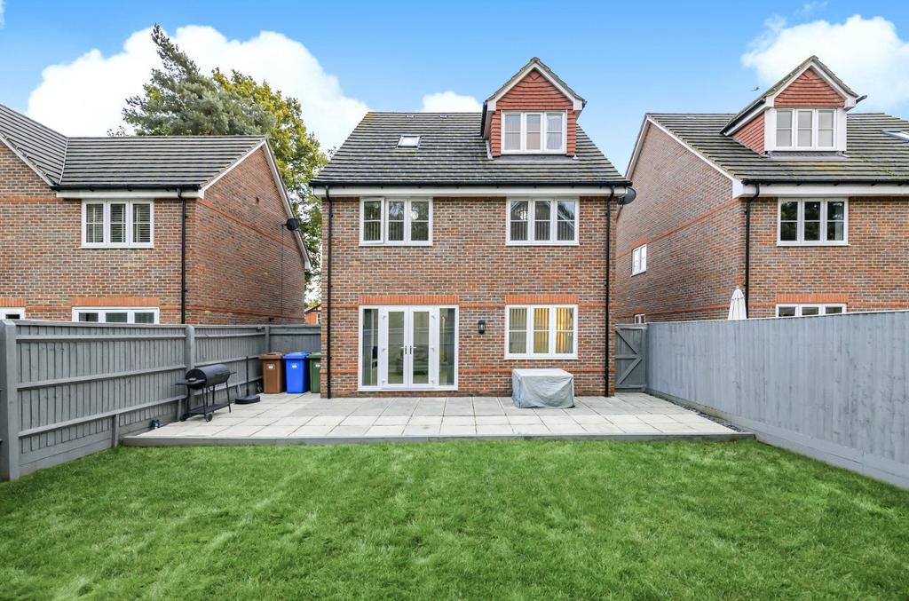 New Road, Ascot, Berkshire, SL5 5 bed detached house £850,000