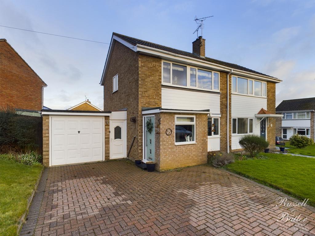 Manor Park, Maids Moreton 3 bed semidetached house £335,000